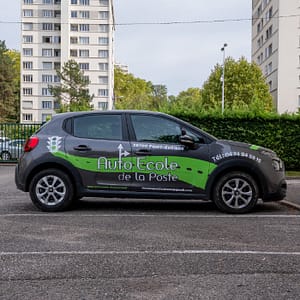 Marquage latéral du véhicule d’auto-école à Lyon réalisé par Persecom-80
