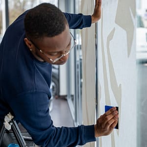 Pose du lettrage intérieur-80