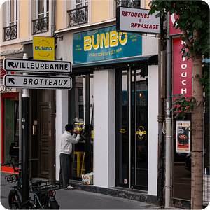 Vitrophanie-lettrage-bunbo-restaurant.png