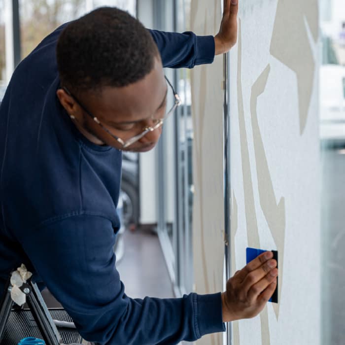 Pose du lettrage intérieur-80